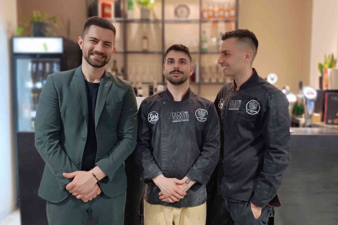 il team della Pizzeria della passeggiata, il sommelier Alessandro Gismondi, i pizzaioli Gianmarco Ambrifi e Antonio Visentin