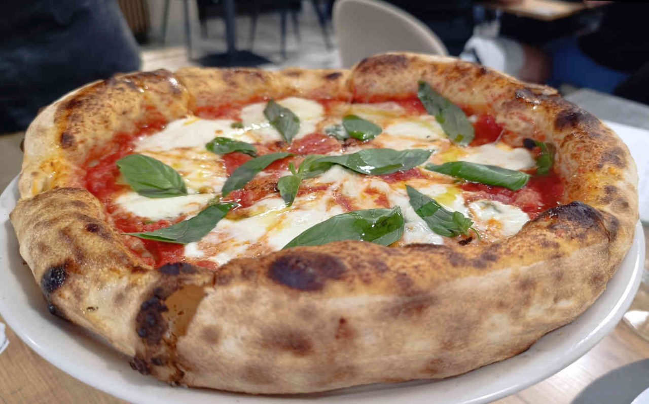 Pizzeria della passeggiata Margherita con la bufala
