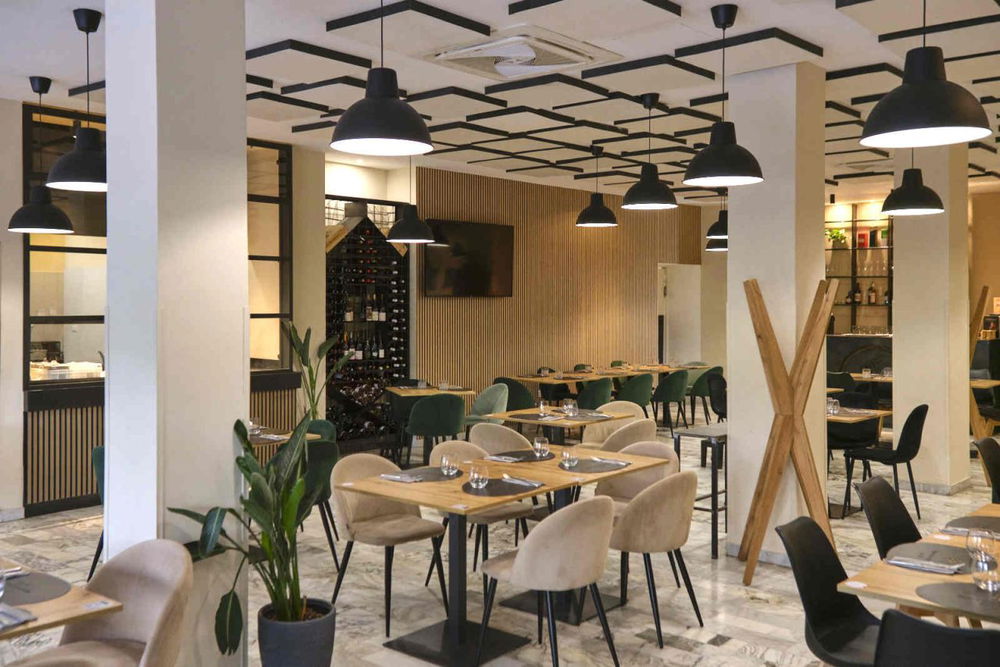Gli interni con pizzeria a vista della Pizzeria della passeggiata