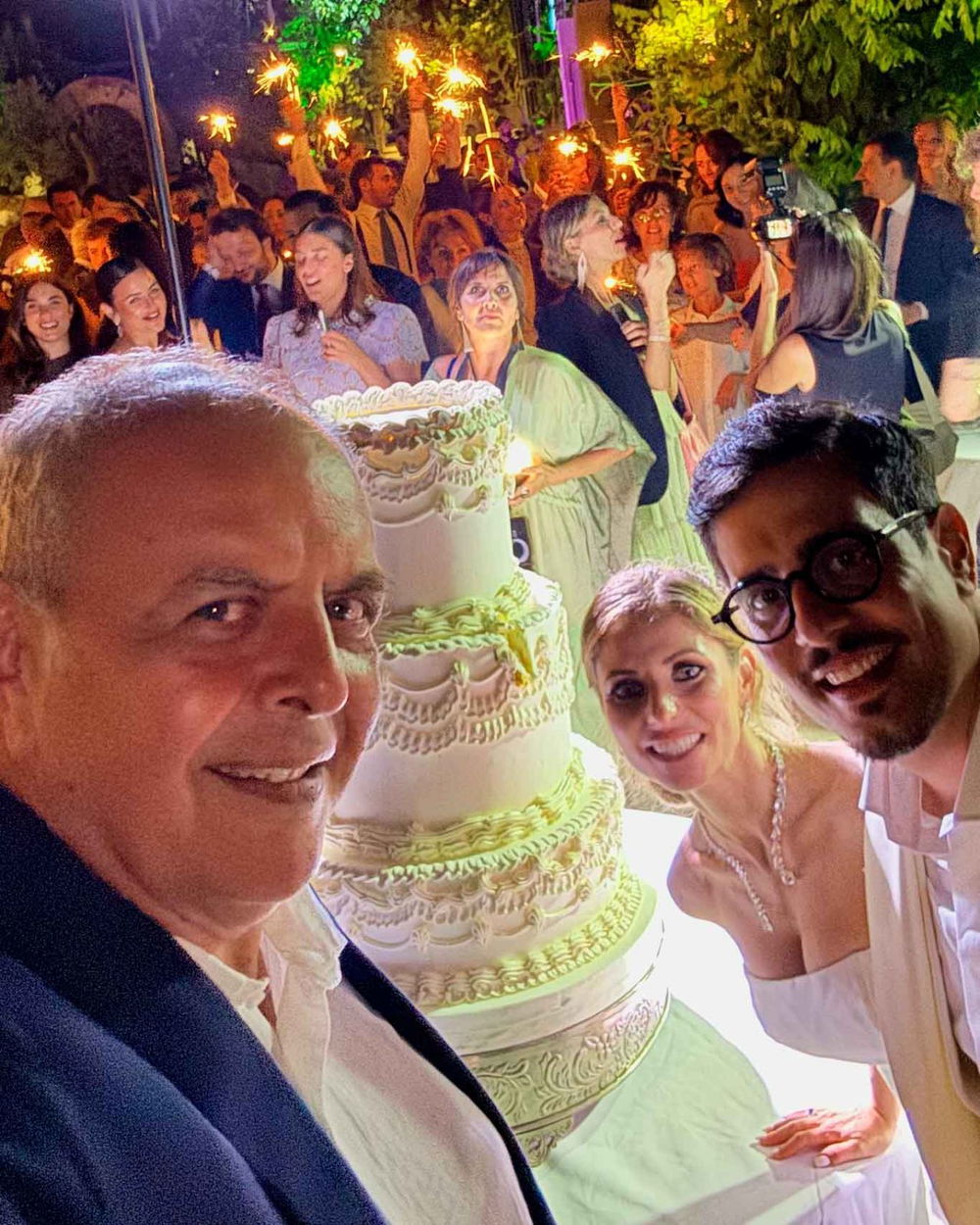 Vincenzo al matrimonio con la giacca