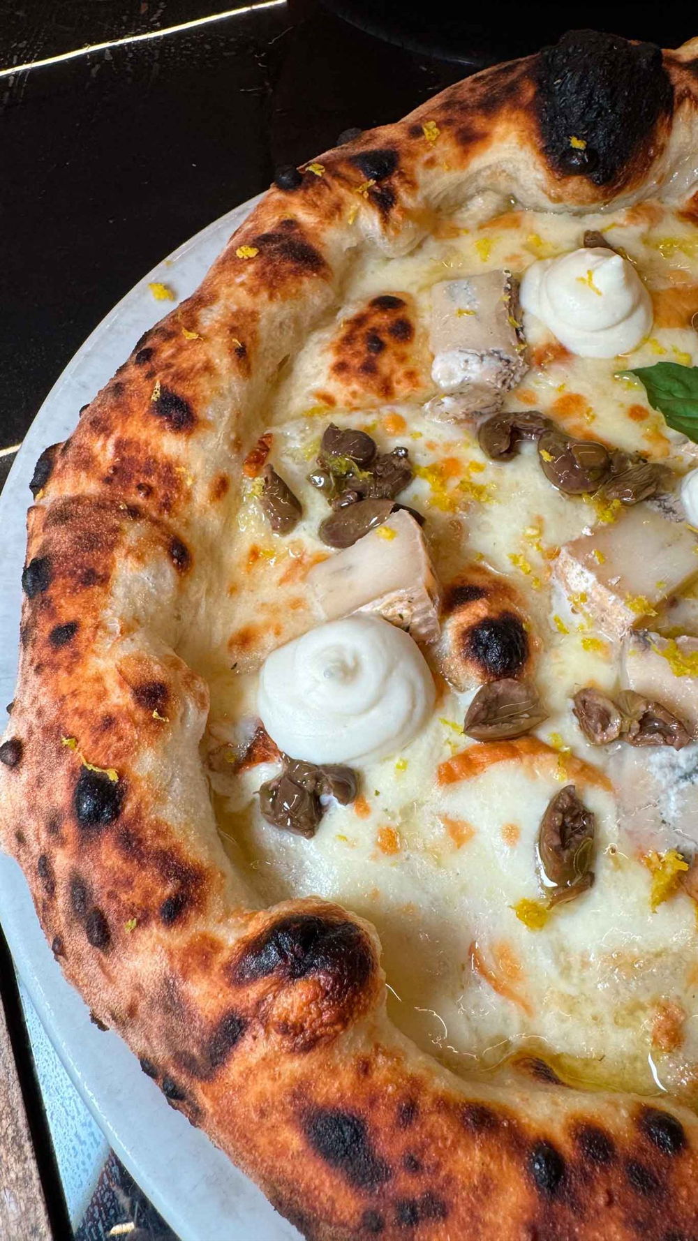la pizza erborinata della pizzeria Anema e Pizza ad Acciaroli durante il Campionato 2025