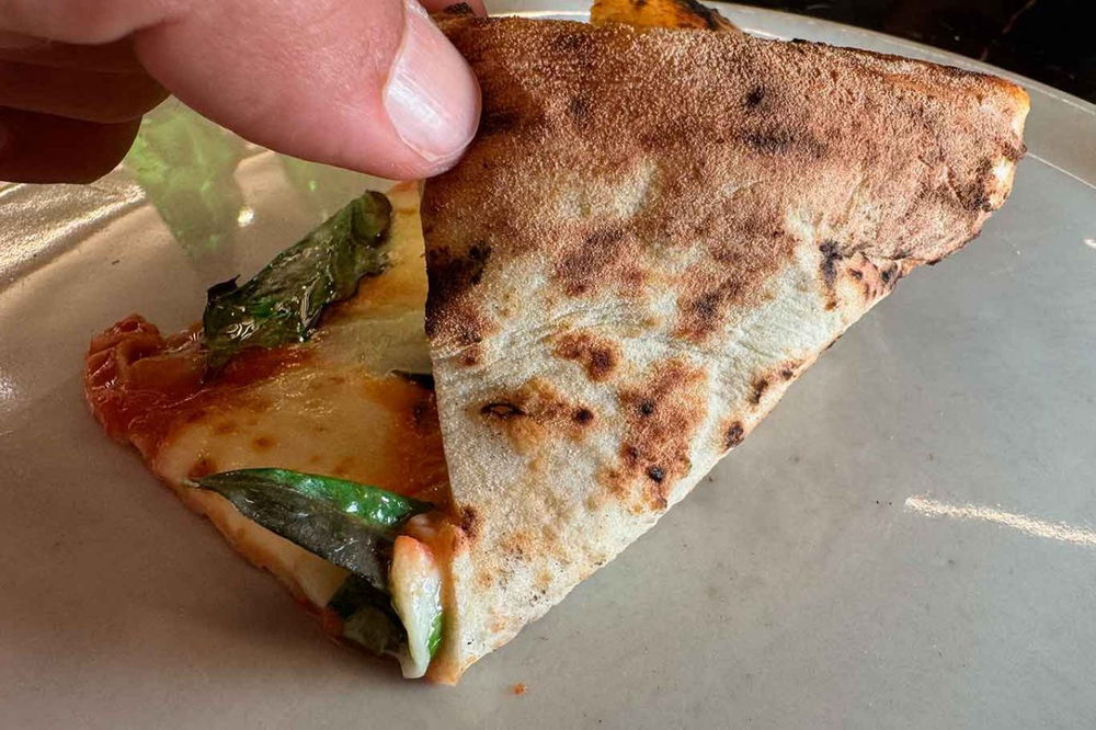 la cottura della pizza margherita della pizzeria Anema e Pizza ad Acciaroli durante il Campionato 2025