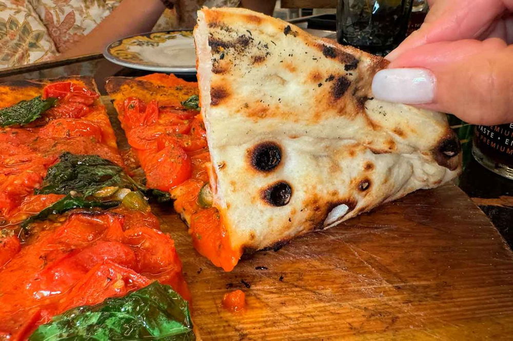 la cottura della pizza scarpariello della pizzeria Anema e Pizza ad Acciaroli durante il Campionato 2025