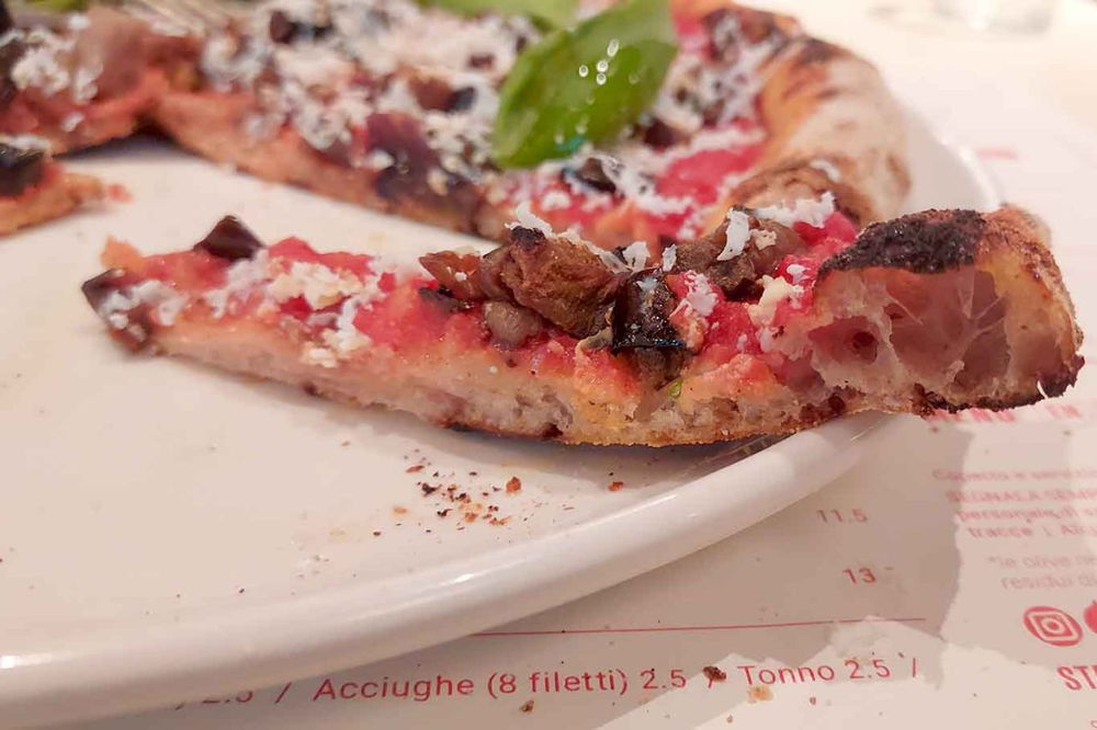 il cornicione della pizza alla norma della pizzeria Berberè a San Lorenzo Roma