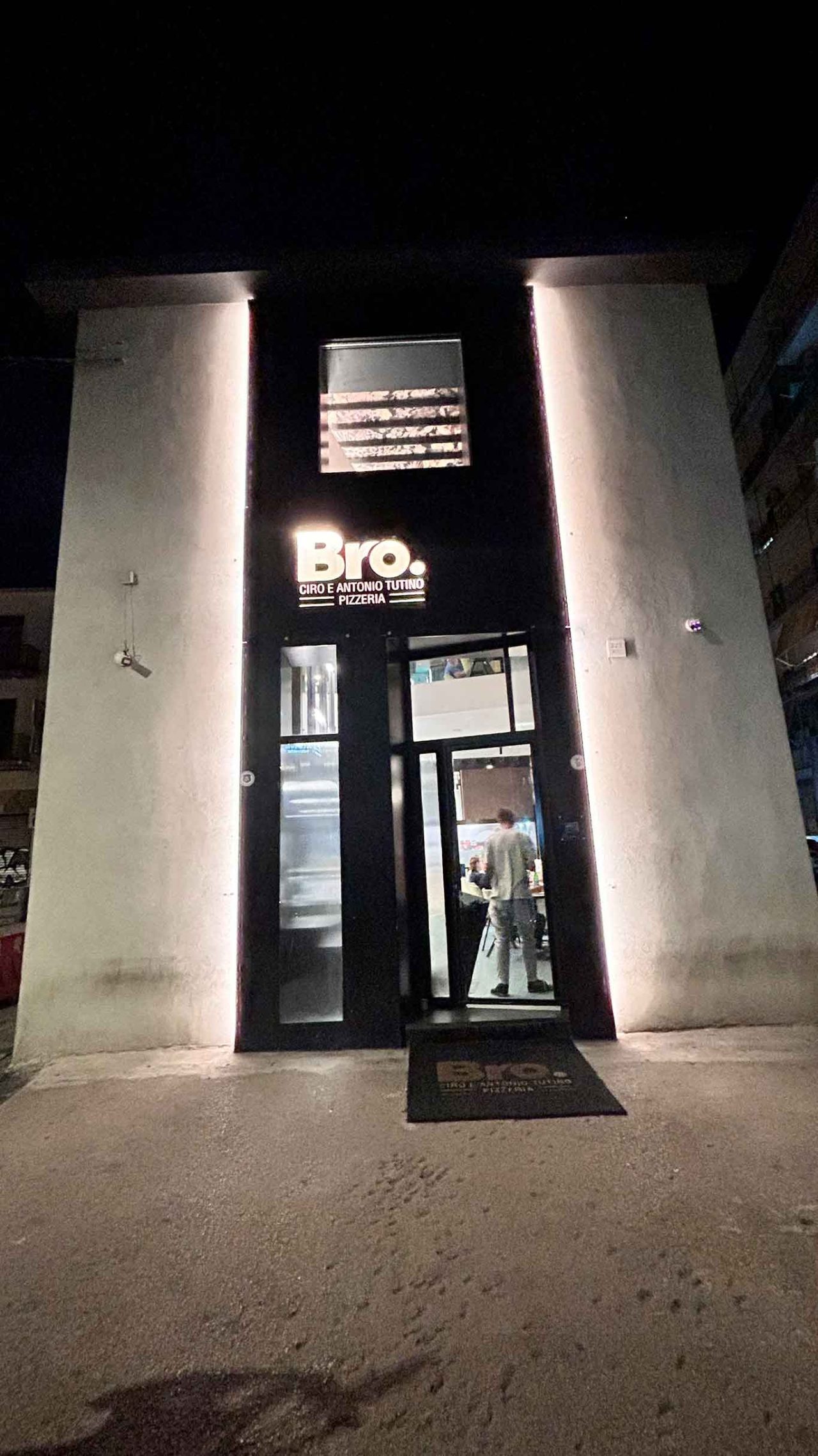 La pizzeria Bro in piazza Mercato a Napoli