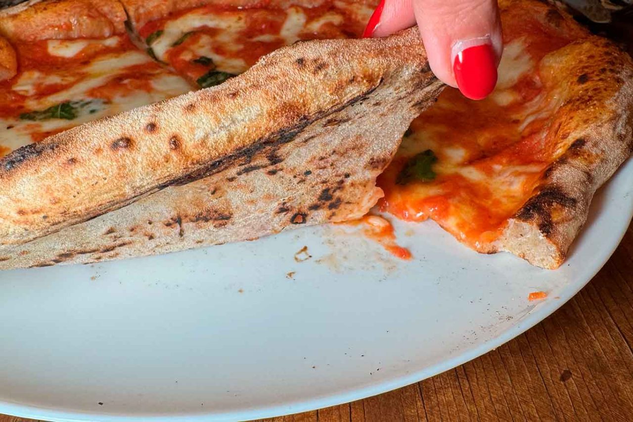 la cottura della pizza margherita della pizzeria Die' Gustibus a Baronissi nella tappa del Campionato 2025
