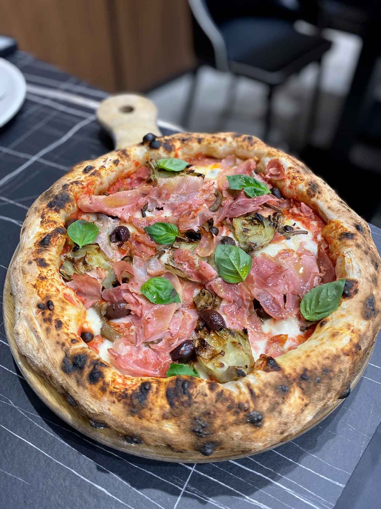 la pizza Capricciosa di Giuseppe Bove alla pizzeria Il Segreto di Pulcinella a Montesarchio