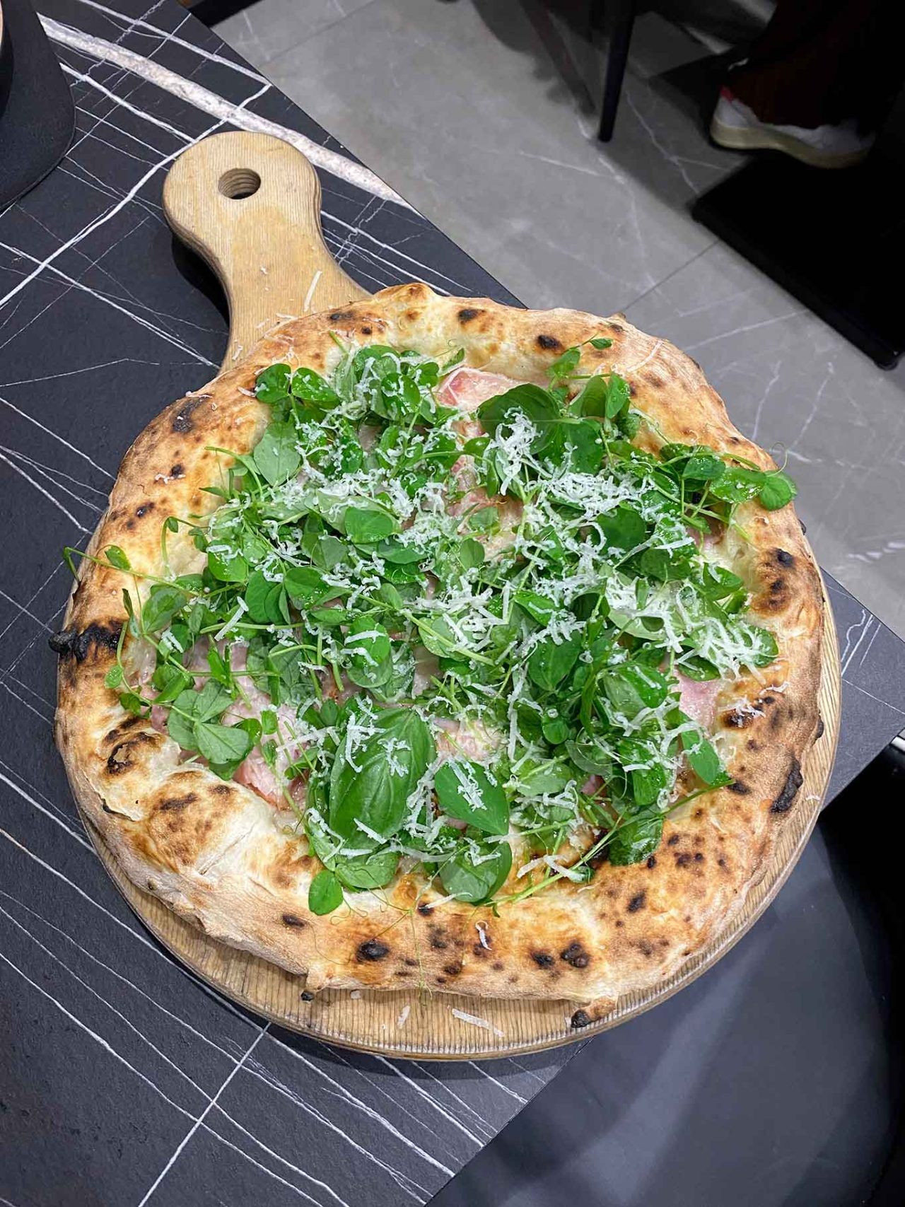 la pizza fave e fumo di Giuseppe Bove alla pizzeria Il Segreto di Pulcinella a Montesarchio