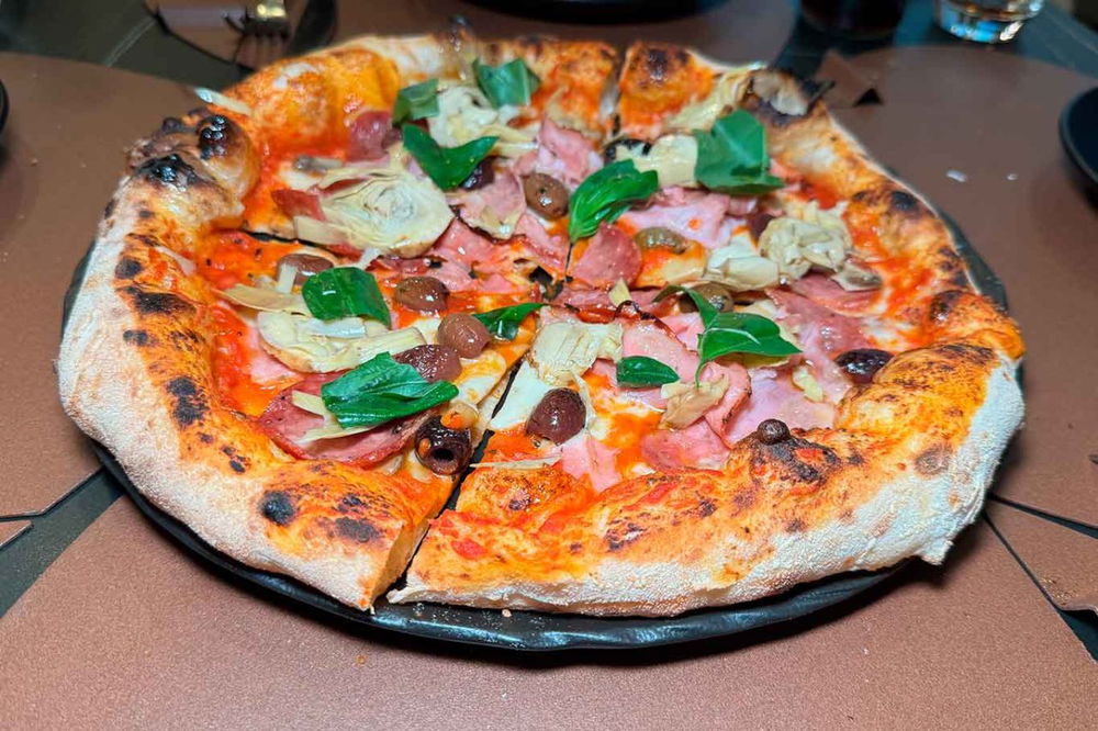 la pizza capricciosa della pizzeria Officina della Pizza a Sarno