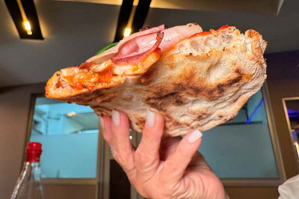 la cottura della pizza della pizzeria Officina della Pizza a Sarno