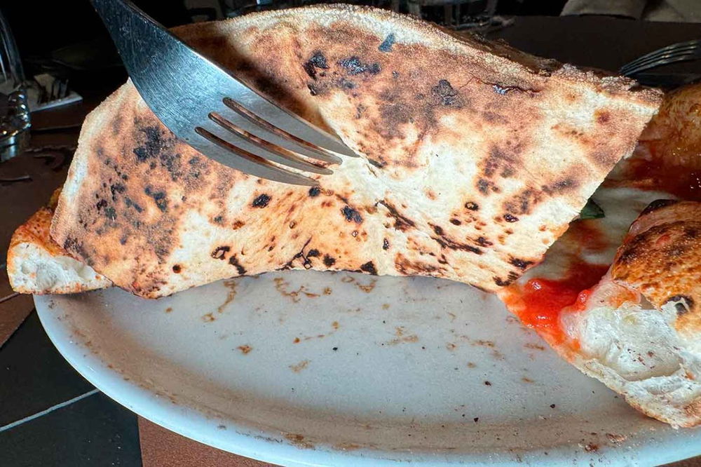 la cottura della pizzeria Officina della Pizza a Sarno