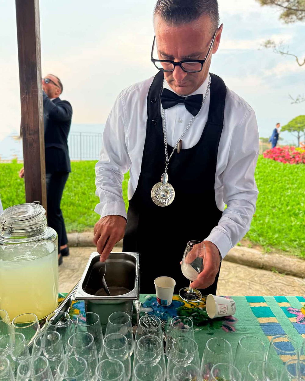 giacca da raffreddare al matrimonio con un sorbetto
