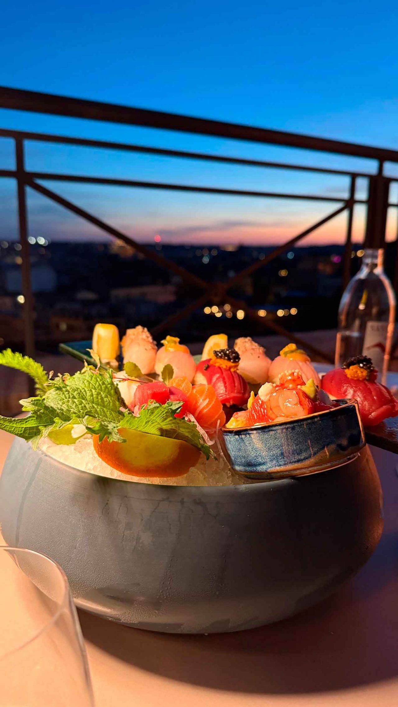 il sushi del ristorante Il Vizio sulla terrazza dell'hotel Sina Bernini Bristol a Roma