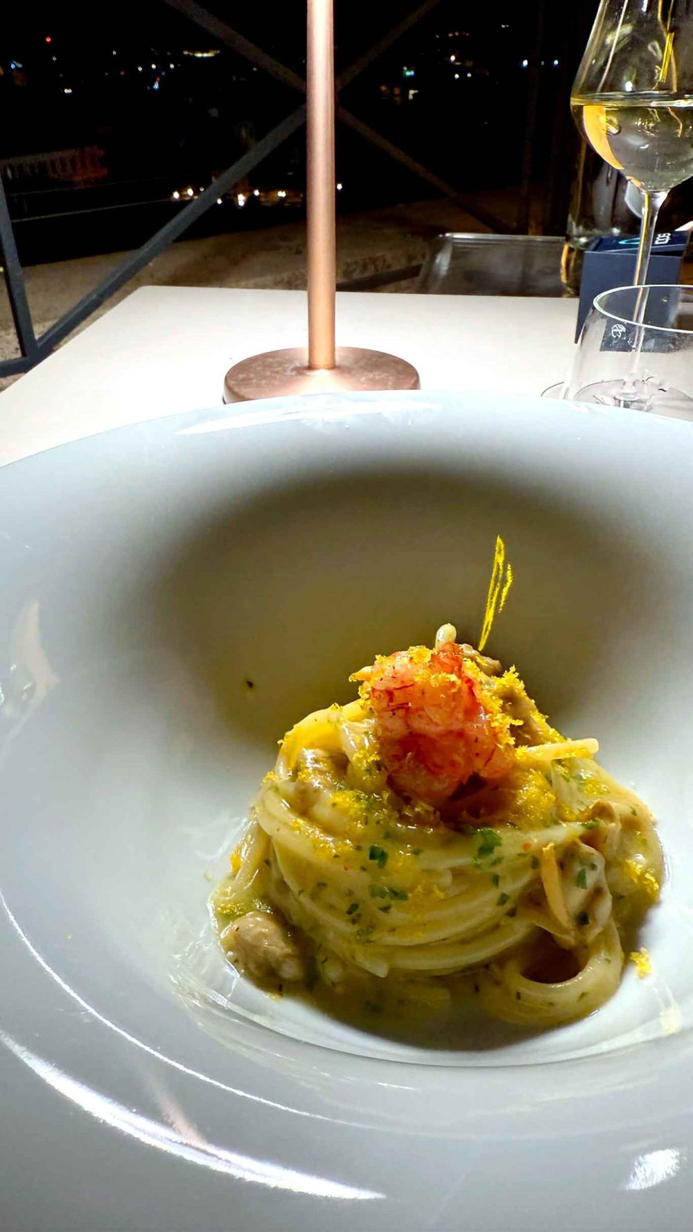 gli spaghetti a vongole del ristorante Il Vizio sulla terrazza dell'hotel Sina Bernini Bristol a Roma