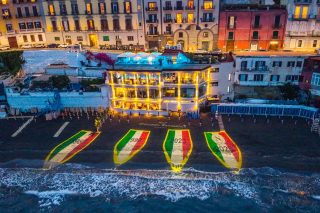 Bagno Elena perde: Palazzo Petrucci libera la spiaggia di Posillipo