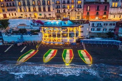 Bagno Elena perde: Palazzo Petrucci libera la spiaggia di Posillipo