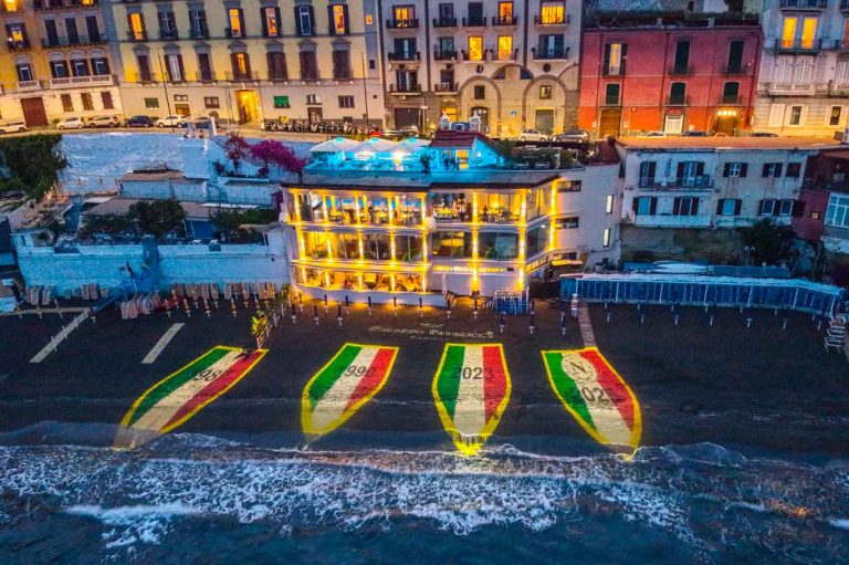 Bagno Elena perde: Palazzo Petrucci libera la spiaggia di Posillipo