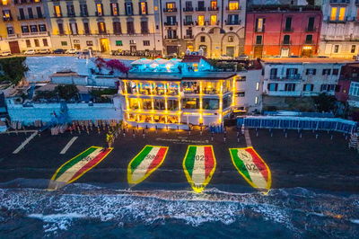 Bagno Elena perde: Palazzo Petrucci libera la spiaggia di Posillipo