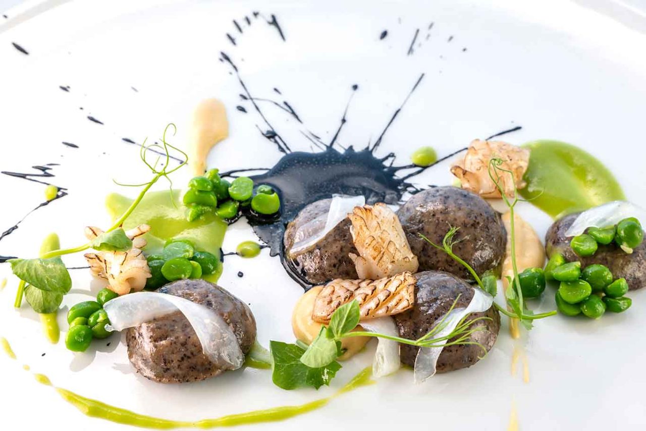 i bottoni di pasta con seppie e piselli della chef Fumiko Sakai al ristorante Relais Blu a Termini di Massa Lubrense
