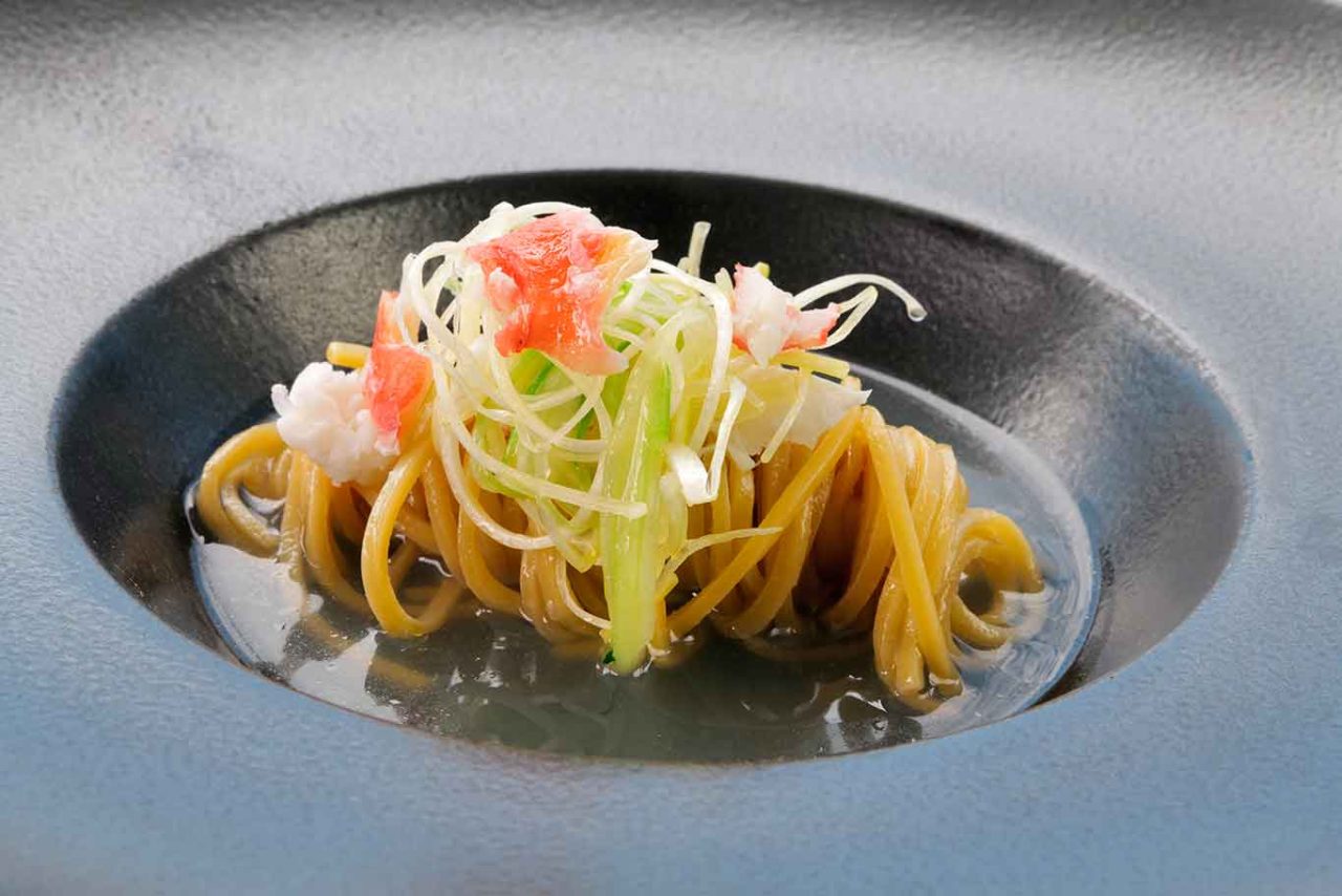 il ramen con vongole fujute della chef Fumiko Sakai al ristorante Relais Blu a Termini di Massa Lubrense