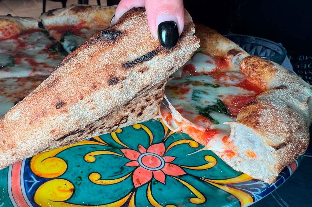 la cottura della pizza Margherita di Decimo pizzeria di Luca Siano a San Valentino Torio al Campionato