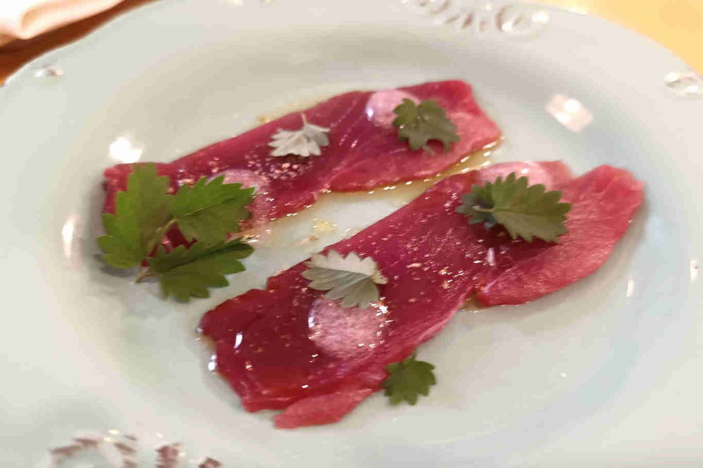 carpaccio di tonno marinato con sale e pepe e pimpinella del ristorante NuAN a Roma
