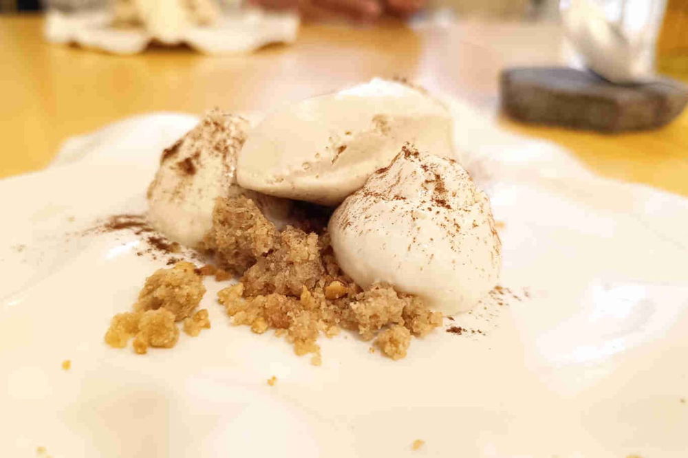 Cioccolato bianco alla birra, con quenelle di arachide e crumble croccante