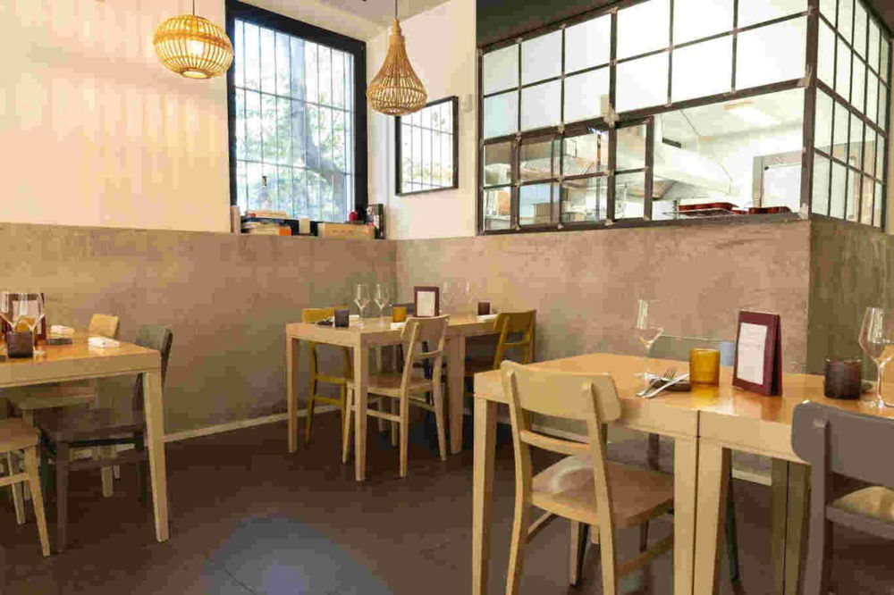 La sala e la cucina a vista del ristorante NuAN e Roma