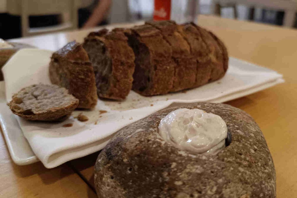 pane semintegrale del panificio Marè e burro alle acciughe