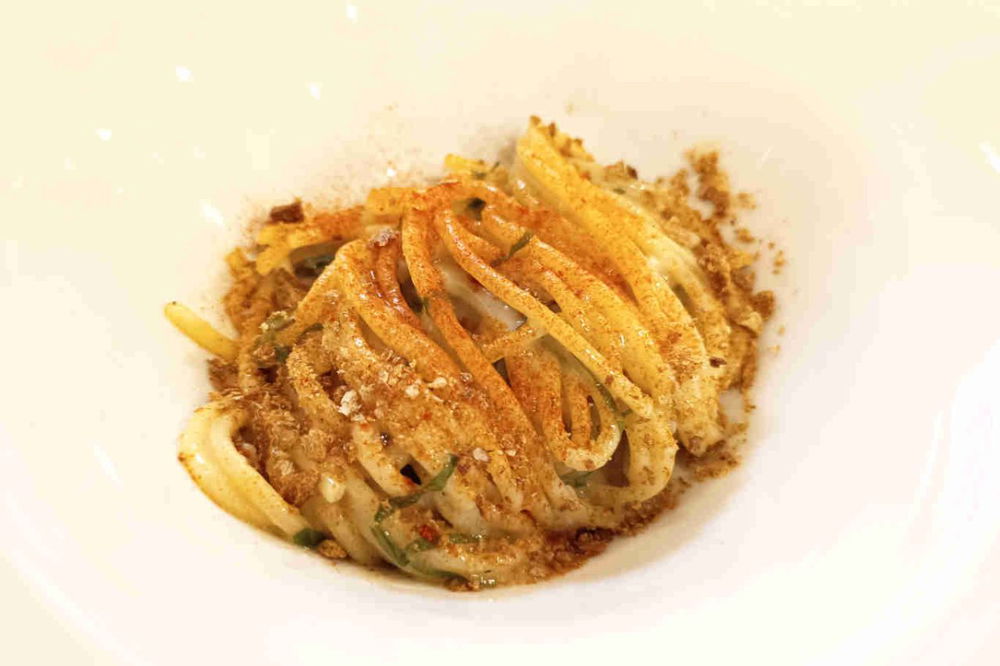spaghettone con aglio, olio, canocchie, pepazzo e pane croccante da NuAN a Roma