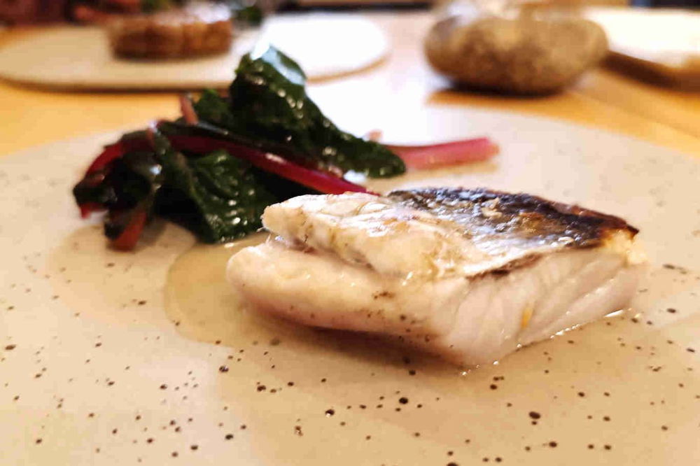 trancio di ombrina con il suo fondo e bieta rossa al ristorante NuAN a Roma