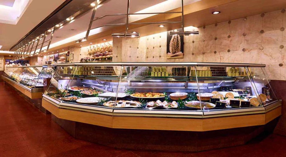 il banco gastronomia di Peck a Milano