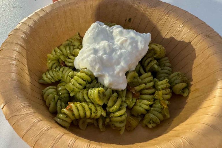 Fusilli al pesto di basilico e filacce di fiordilatte in panna, la ricetta