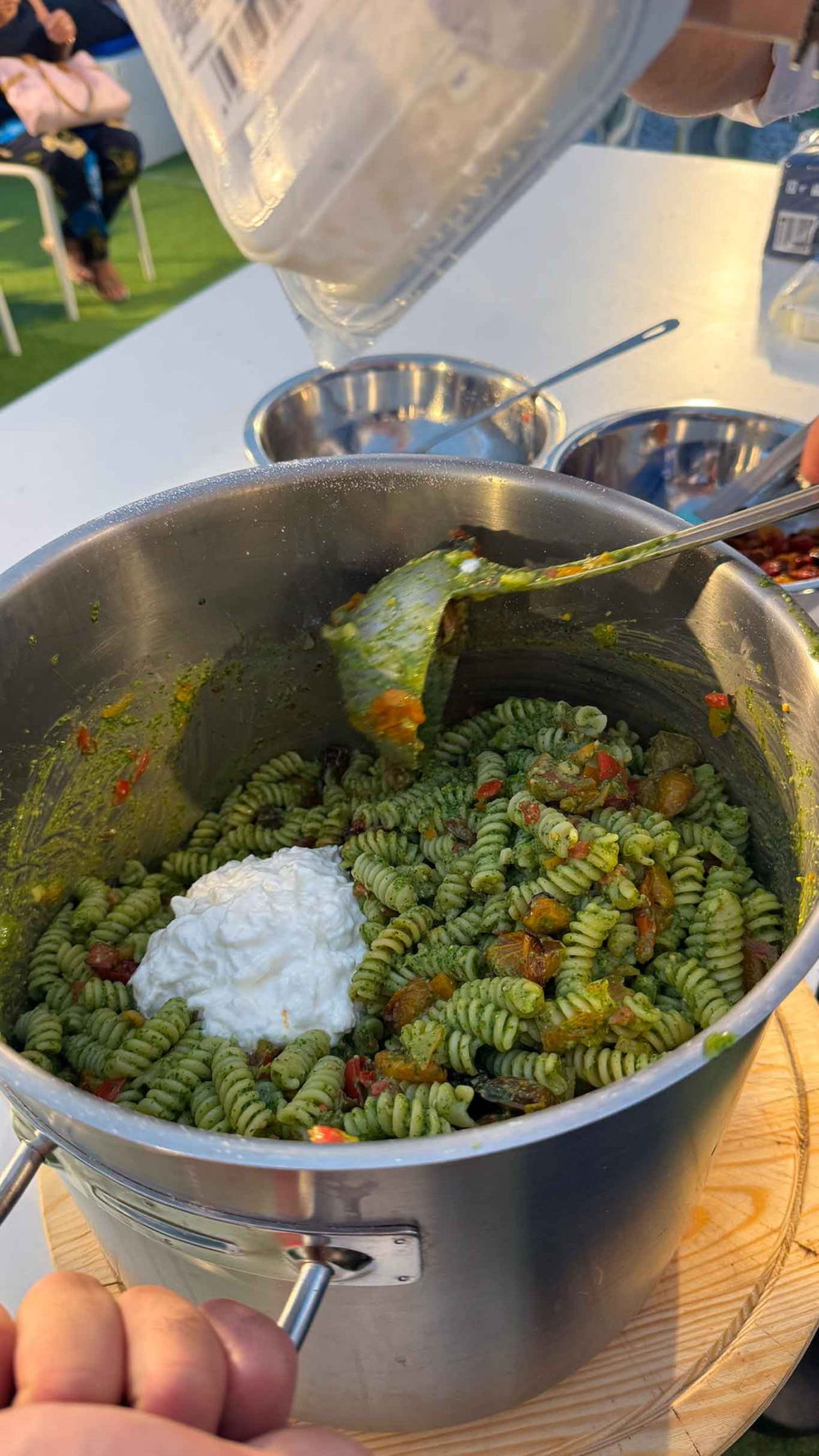 Fusilli al pesto con filacce di fiordilatte e pomodori