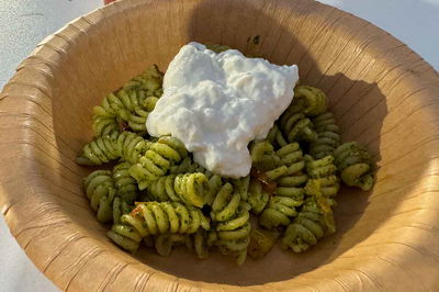 Fusilli al pesto di basilico e filacce di fiordilatte in panna, la ricetta