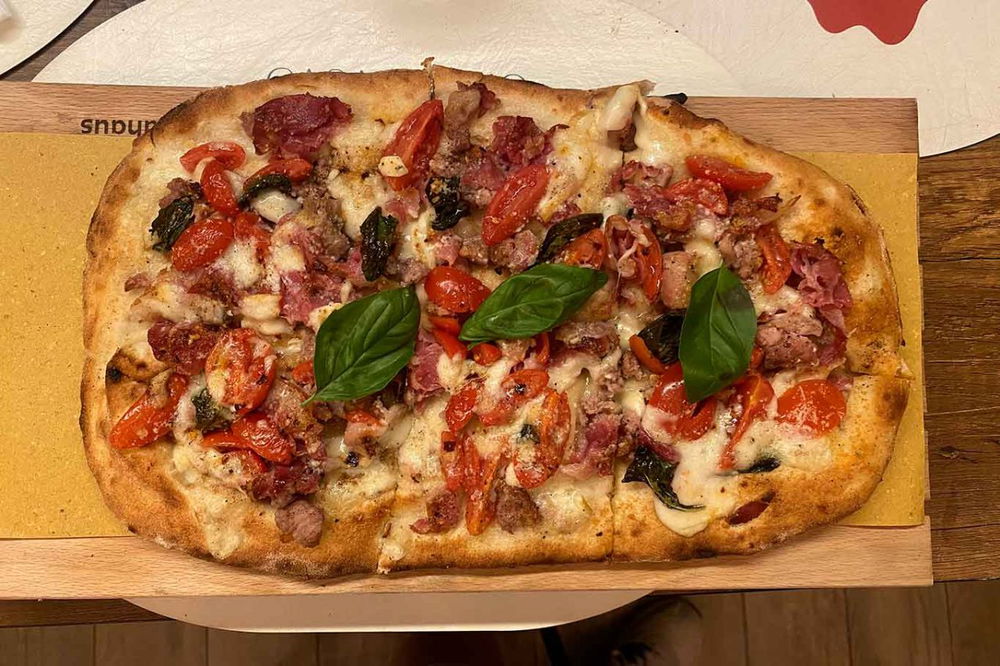 la pizza in pala della pizzeria Casa Giglio ad Acerra