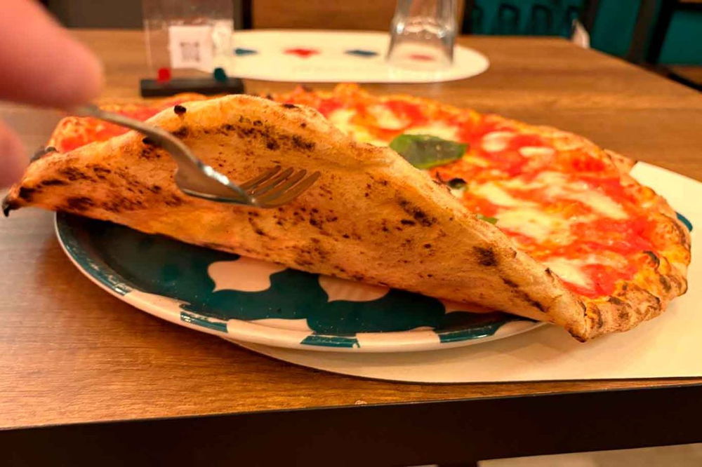 la cottura della pizza margherita della pizzeria Casa Giglio ad Acerra