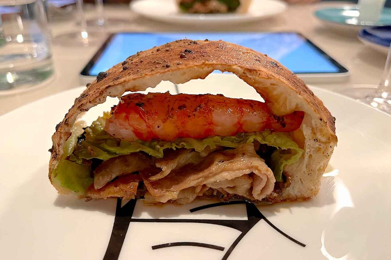 il calzone napoletano della pizzeria Confine a Milano