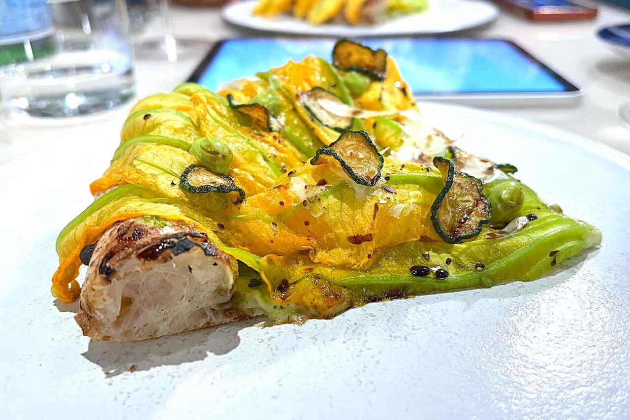 la pizza zucchine alla Capece della della pizzeria Confine a Milano