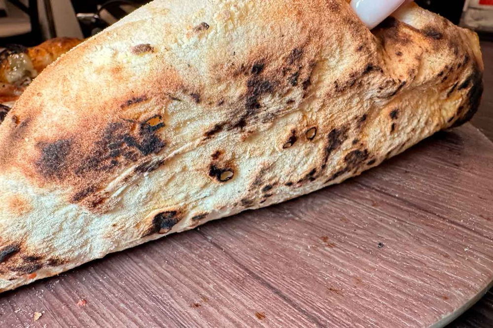 la cottura della pizza capricciosa di Diego Vitagliano al Campionato della Pizza 2025
