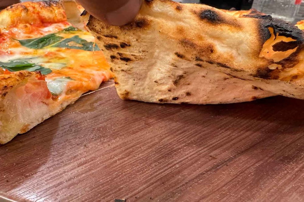 la cottura della pizza margherita di Diego Vitagliano al Campionato della Pizza 2025