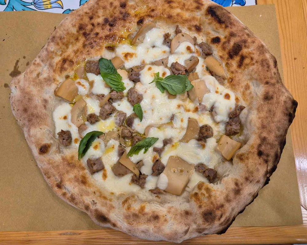 la pizza Casertana con provola salsiccia e porcini della pizzeria Doro Gourmet a Macerata Campania per il Campionato 2025