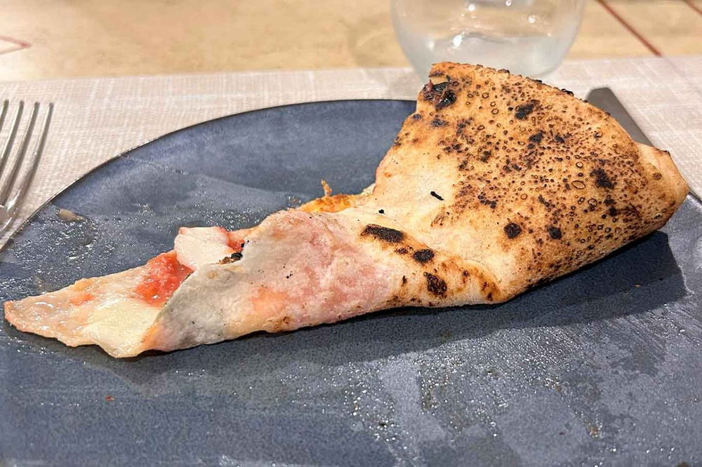 la cottura della pizza margherita della pizzeria La Notizia di Napoli alla prova del Campionato 2025