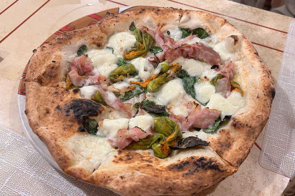 la pizza rifiorita della pizzeria La Notizia di Napoli alla prova del Campionato 2025