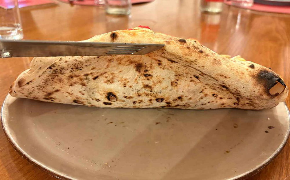 la cottura della pizza Castellana della pizzeria Le Grotticelle a Caggiano al Campionato