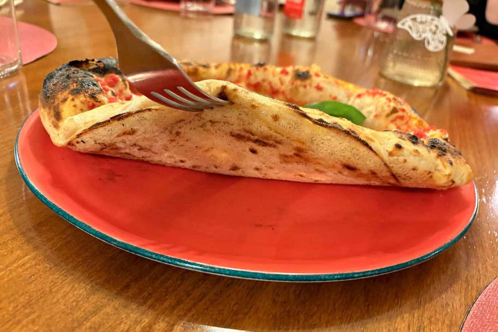 la cottura della pizza margherita della pizzeria Le Grotticelle a Caggiano al Campionato