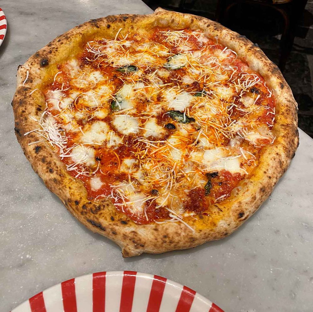 la pizza Marisa con la nduja della pizzeria Sorbillo ai Tribunali a Napoli al Campionato 2025