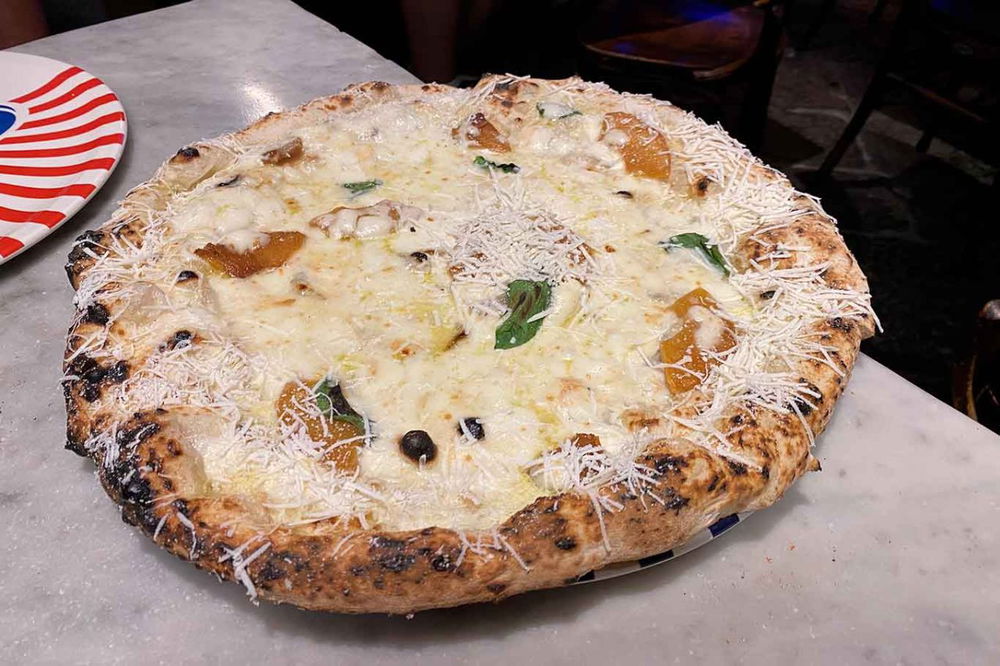 la pizza ananas della pizzeria Sorbillo ai Tribunali a Napoli al Campionato 2025