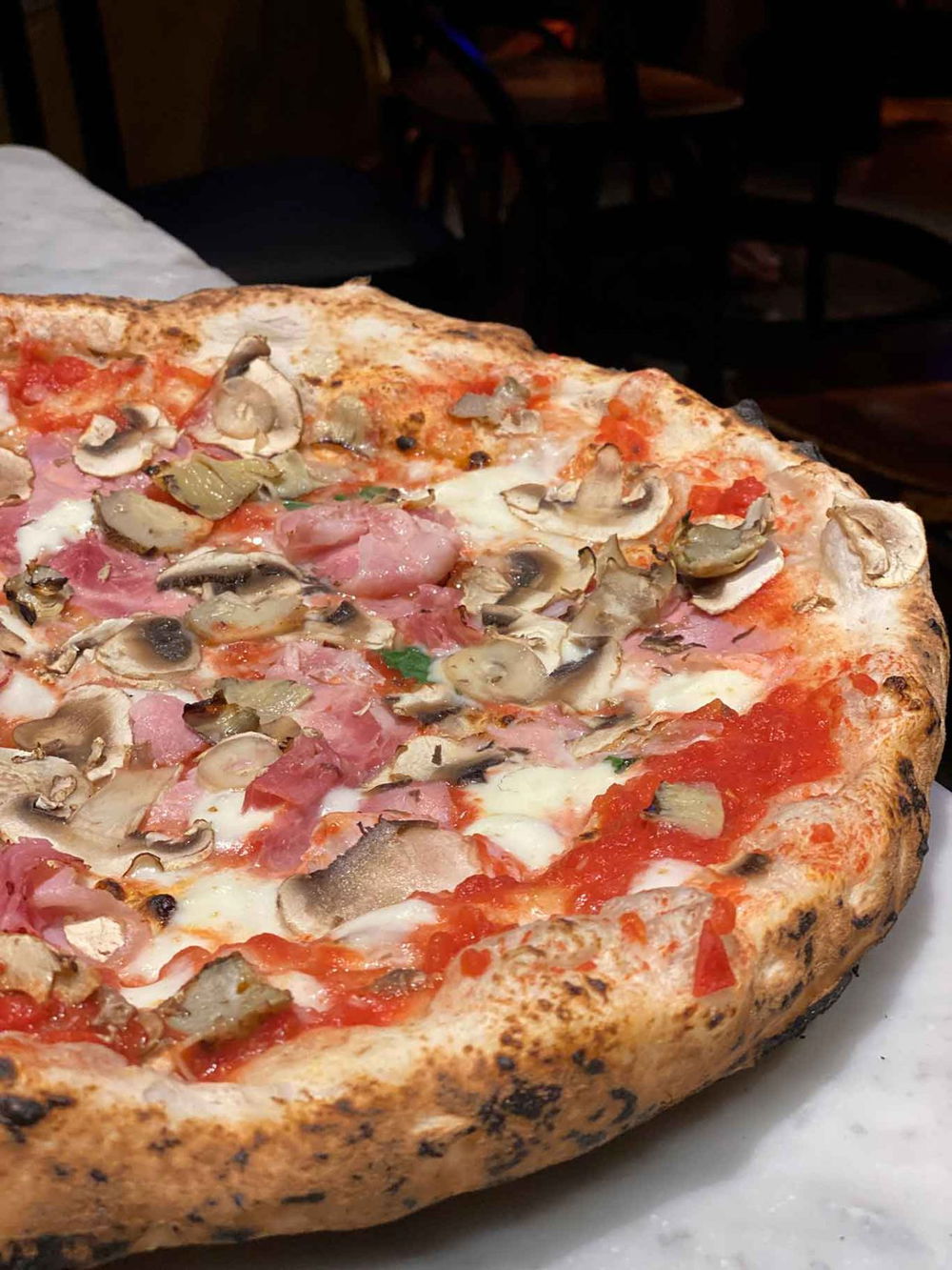 la pizza capricciosa della pizzeria Sorbillo ai Tribunali a Napoli al Campionato 2025
