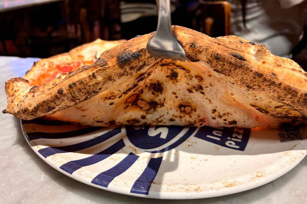 la cottura della pizza capricciosa della pizzeria Sorbillo ai Tribunali a Napoli al Campionato 2025